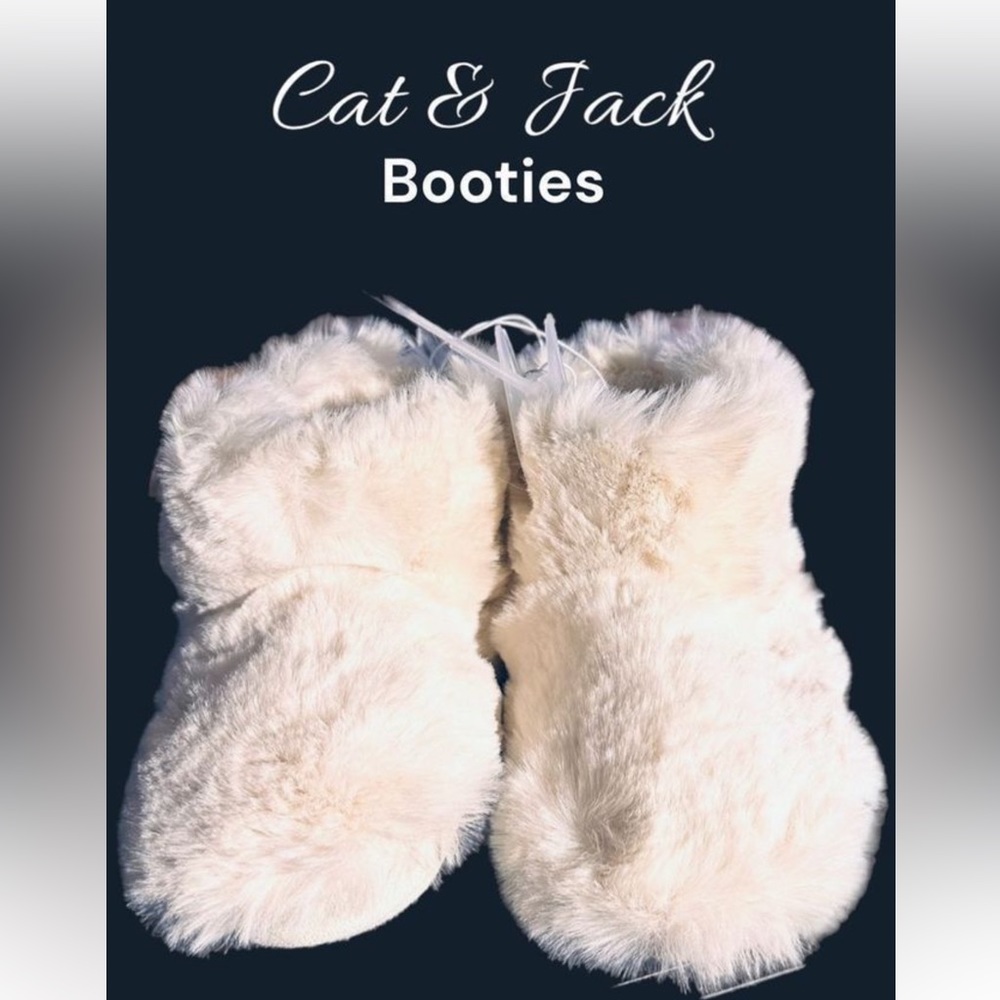 Cat & Jack Size L (9-10) Dallas Fuzzy Off White Slippers